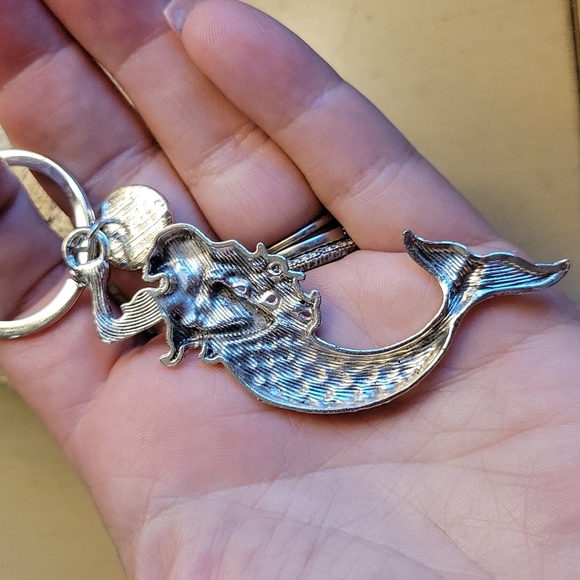 Mermaid Keychain with Iridescent Fin Bubble Charm - Picture 4 of 4
